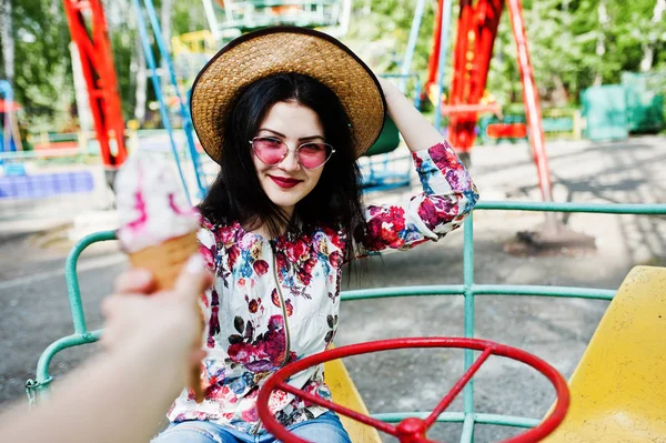 Retrato de chica morena en gafas rosas y sombrero con helado — Foto de Stock