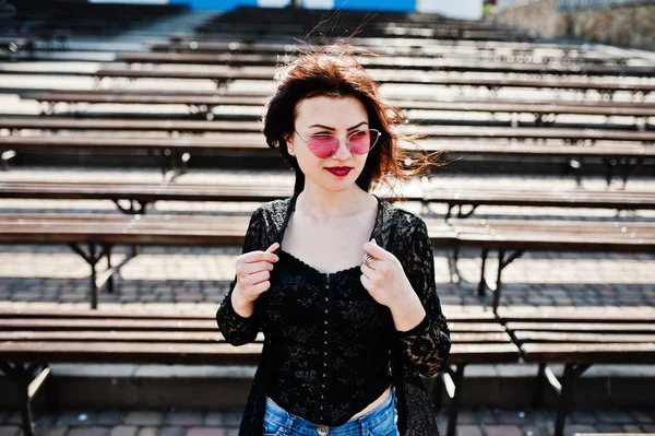 Retrato de chica morena en gafas de color rosa llevar en negro posado ou — Foto de Stock