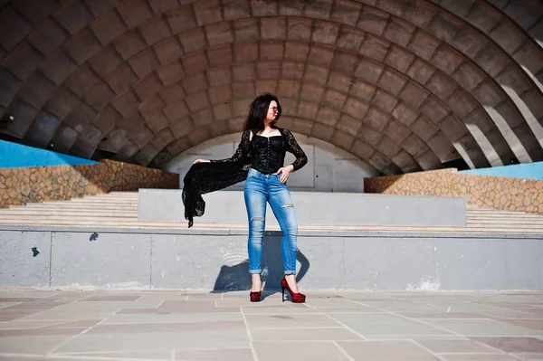 Portret van brunette meisje in roze bril slijtage op zwarte posed ou — Stockfoto