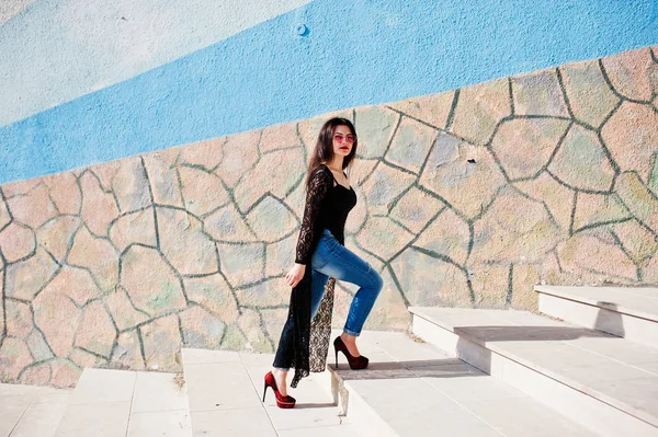 Retrato de chica morena en gafas de color rosa llevar en negro posado ou — Foto de Stock