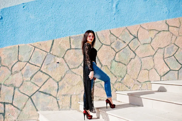 Retrato de morena menina no rosa óculos desgaste no preto posou ou — Fotografia de Stock