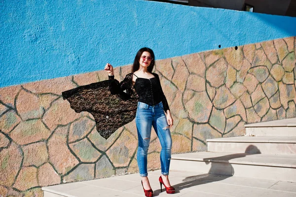 Retrato de chica morena en gafas de color rosa llevar en negro posado ou — Foto de Stock