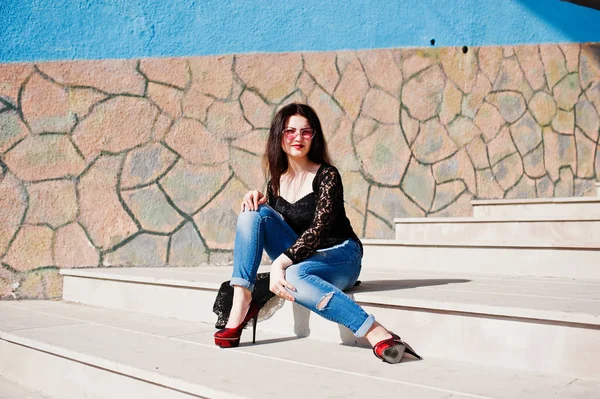 Retrato de morena menina no rosa óculos desgaste no preto posou ou — Fotografia de Stock