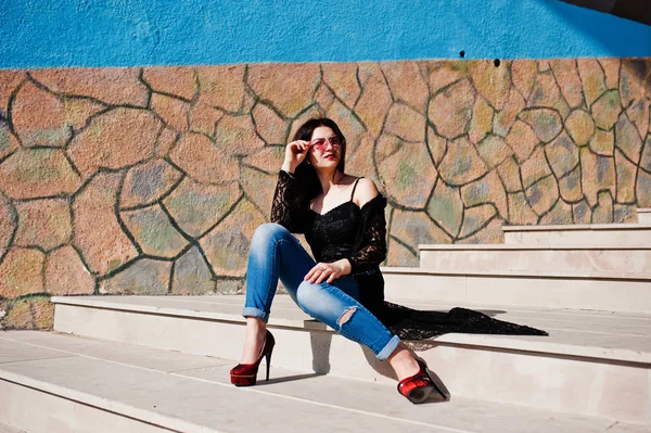 Retrato de chica morena en gafas de color rosa llevar en negro posado ou — Foto de Stock