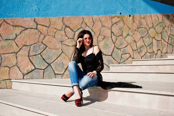 Retrato de chica morena en gafas de color rosa llevar en negro posado ou — Foto de Stock