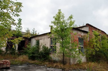 Terk edilmiş eski bir fabrikanın endüstriyel dış cephesi.