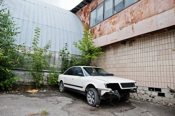 Coche blanco desmontado sin faros, parachoques y egine en o — Foto de Stock