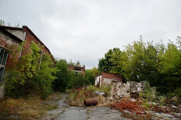 Terk edilmiş eski bir fabrikanın endüstriyel dış cephesi. — Stok fotoğraf