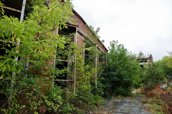 Exterior industrial de una antigua fábrica abandonada . — Foto de Stock