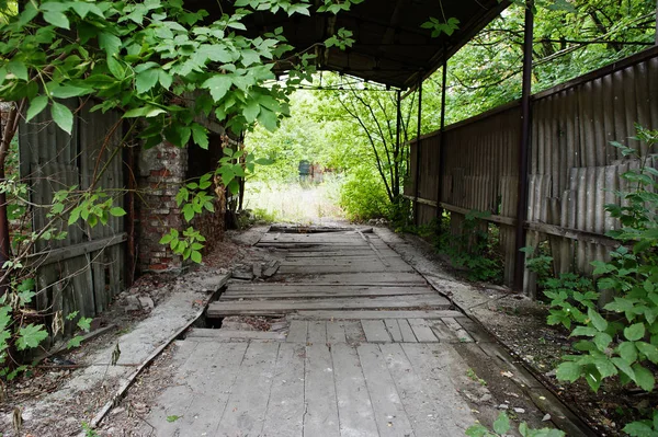 Exterior industrial de una antigua fábrica abandonada . — Foto de Stock