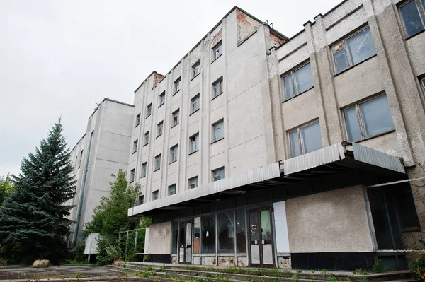 Industrial exterior of an old abandoned factory. — Stock Photo, Image