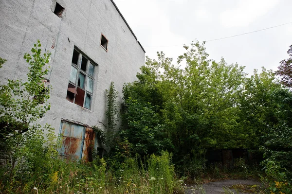 Exterior industrial de una antigua fábrica abandonada . — Foto de Stock