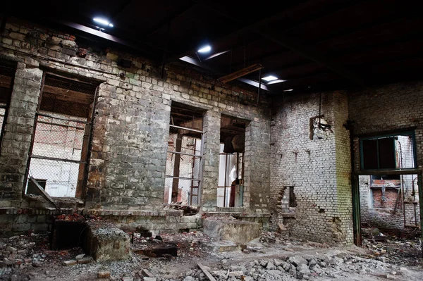 Industrielles Interieur einer alten, verlassenen Fabrik. — Stockfoto