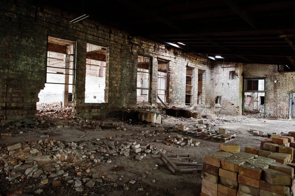 Industrielles Interieur einer alten, verlassenen Fabrik. — Stockfoto