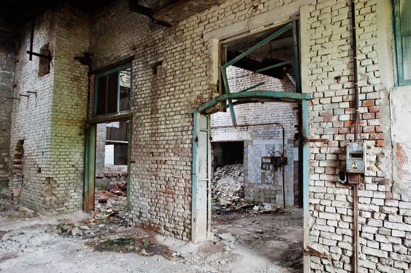 Industrielles Interieur einer alten, verlassenen Fabrik. — Stockfoto