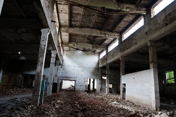 Industrielles Interieur einer alten, verlassenen Fabrik. — Stockfoto