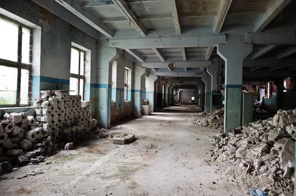 Промисловий інтер'єр старого покинутого заводу . — стокове фото