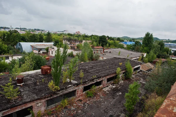 Industria exterior de un tejado viejo fábrica abandonada . — Foto de Stock