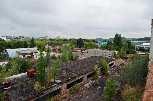 Industria exterior de un tejado viejo fábrica abandonada . — Foto de Stock