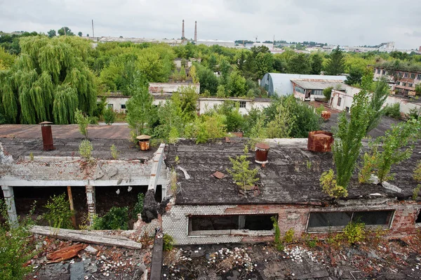 Промышленный экстерьер крыши старой заброшенной фабрики . — стоковое фото