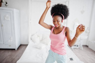 Pembe singlet dans genç afrikalı Amerikalı kadın ve dinlemek 