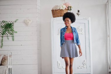 Afro saçlı çekici Afro-Amerikan kadın etek giymek bir