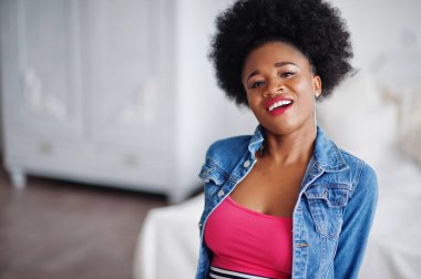 Afro saçlı çekici Afro-Amerikan kadın etek giymek bir