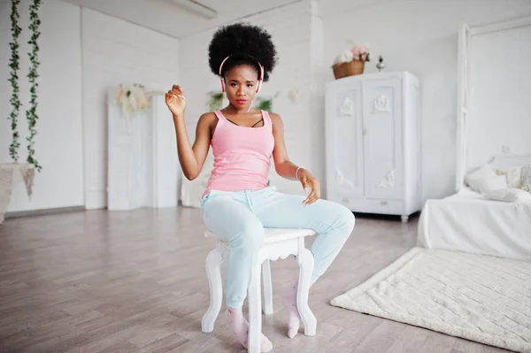 Ung afrikansk amerikansk kvinna lyssna musik på hörlurar på hennes ro — Stockfoto