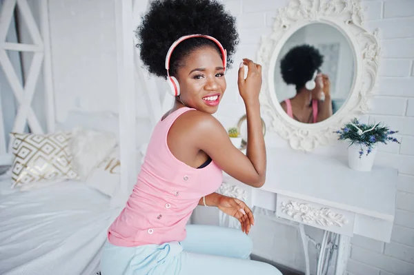 Ung afrikansk amerikansk kvinna tittar på spegeln och lyssna MU — Stockfoto