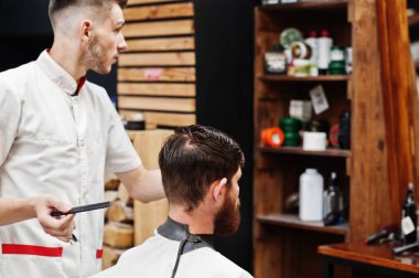 Genç adam otururken ben saç kesimi Kuaför tarafından getting sakallı