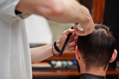 Genç adam otururken ben saç kesimi Kuaför tarafından getting sakallı