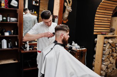 Genç adam otururken ben saç kesimi Kuaför tarafından getting sakallı