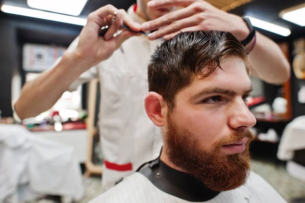 Junger bärtiger Mann bekommt Friseur frisiert, während ich sitze — Stockfoto