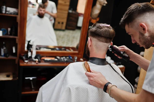 Junger bärtiger Mann bekommt Friseur frisiert, während ich sitze — Stockfoto