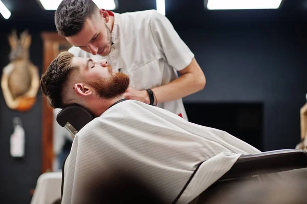 Junger bärtiger Mann bekommt Friseur frisiert, während ich sitze — Stockfoto