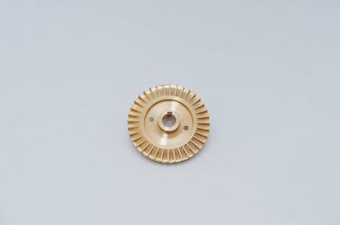 Beyaz üzerine izole su pompası için yedek parça yuvarlak disk.