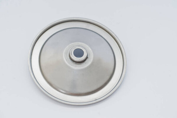 Запасной круглый диск для водяного насоса, изолированного на белом
.