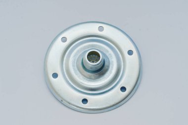 Beyaz üzerine izole su pompası için yedek parça yuvarlak disk.