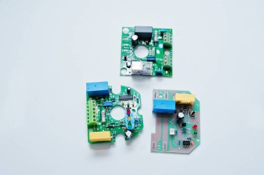 Beyaz üzerine izole motor transformatörlerinin elektrik panoları.