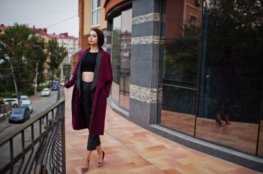 Claret c bir uzun boylu bacaklı genç güzel ve zarif model kadın