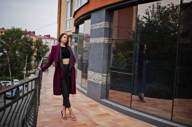 Claret c bir uzun boylu bacaklı genç güzel ve zarif model kadın