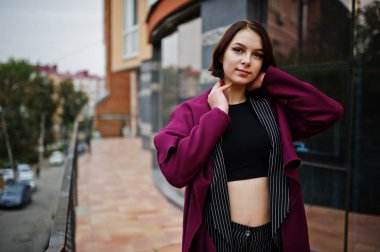 Claret c bir uzun boylu bacaklı genç güzel ve zarif model kadın