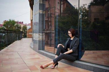 Uzun bacaklı genç güzel ve zarif bir model kadın. İş w