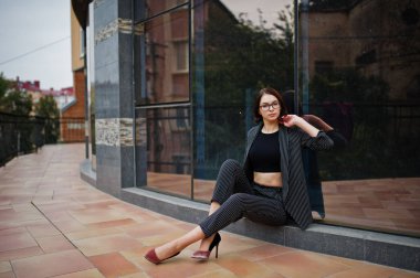 Uzun bacaklı genç güzel ve zarif bir model kadın. İş w