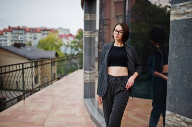 Uzun bacaklı genç güzel ve zarif bir model kadın. İş w