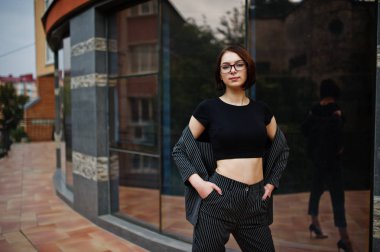 Uzun bacaklı genç güzel ve zarif bir model kadın. İş w