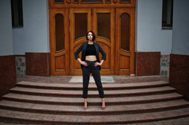 Uzun bacaklı genç güzel ve zarif model kadın.