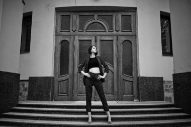 Uzun bacaklı genç güzel ve zarif model kadın.