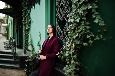 Claret c bir uzun boylu bacaklı genç güzel ve zarif model kadın