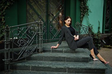 Resmi w bir uzun boylu bacaklı genç güzel ve zarif model kadın